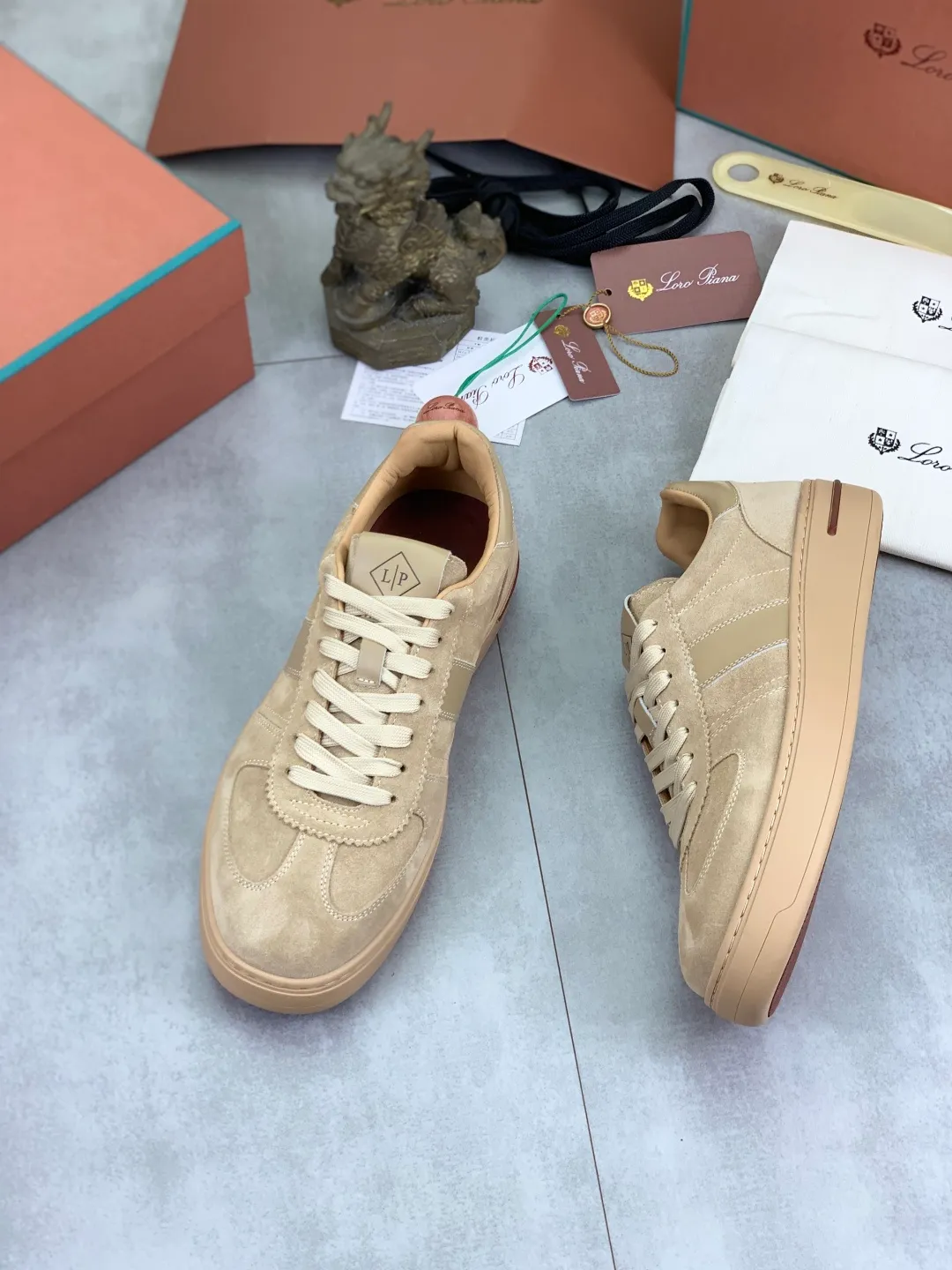 Men's men's shoes 💰P560 New style 💰High quality The latest casual shoes Loro Piana 💯Top grade💯Buy the original copy💯 Founded the existing Loro Piana company on April 24, 1924. It is now the sixth generation of family business, providing top quality products to customers who are discerning in taste and quality. Imported original fly woven fabric with cowhide fabric, plain calfskin lining. Hand-sewn thread with cowhide feet. Original packaging. Number of yards: 38-44 (customized for 45 and 46). 2️⃣ colors available.